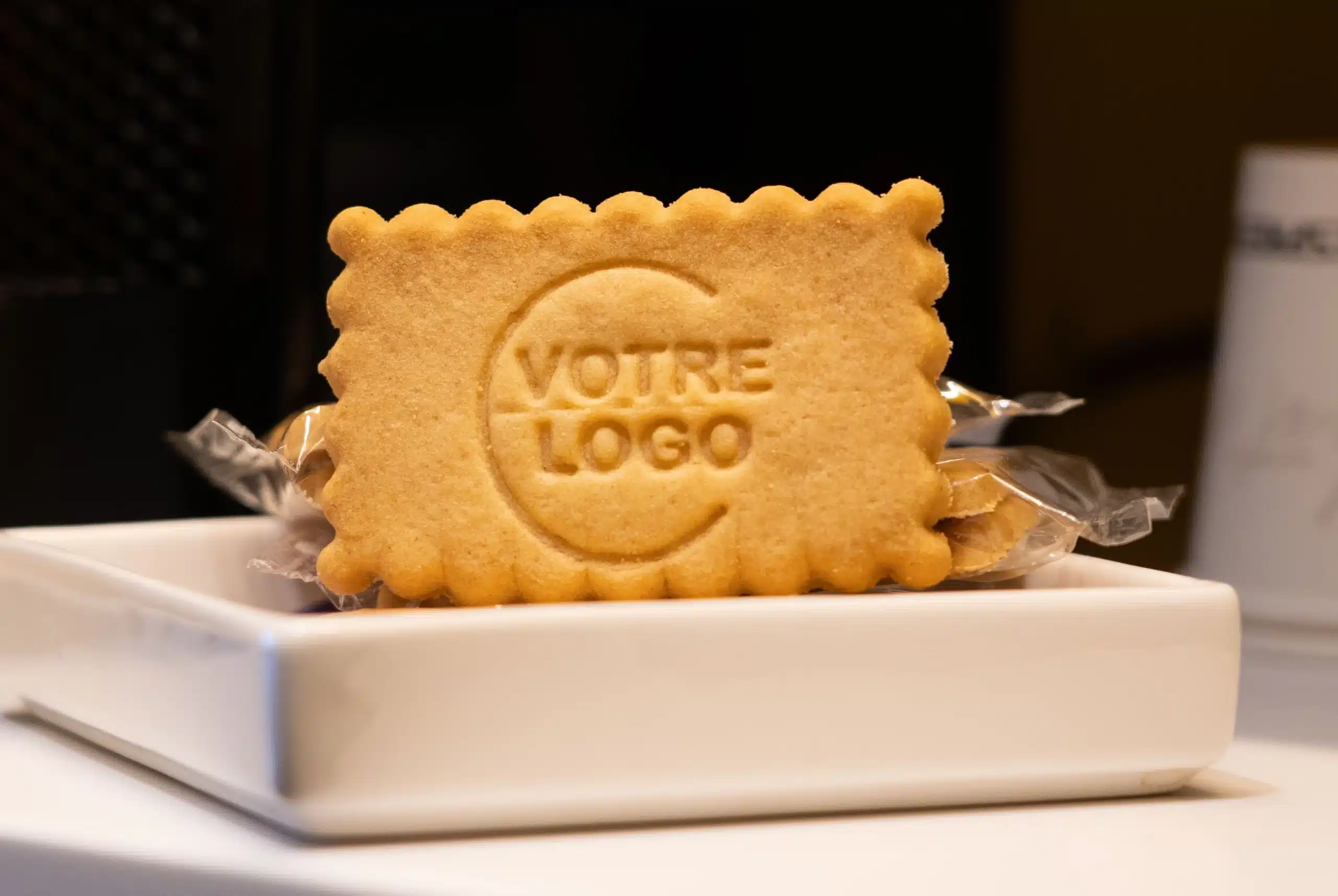 Biscuits personnalisés avec logo hôtel pour plateau d'accueil et amenity chambre