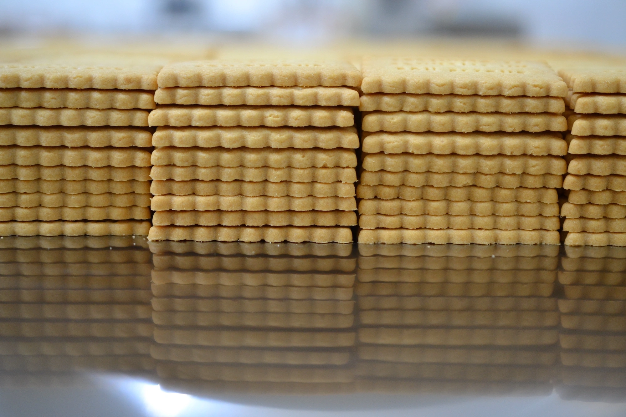 Biscuits personnalisés avec logo en cours de production, tamponnage sur pâte
