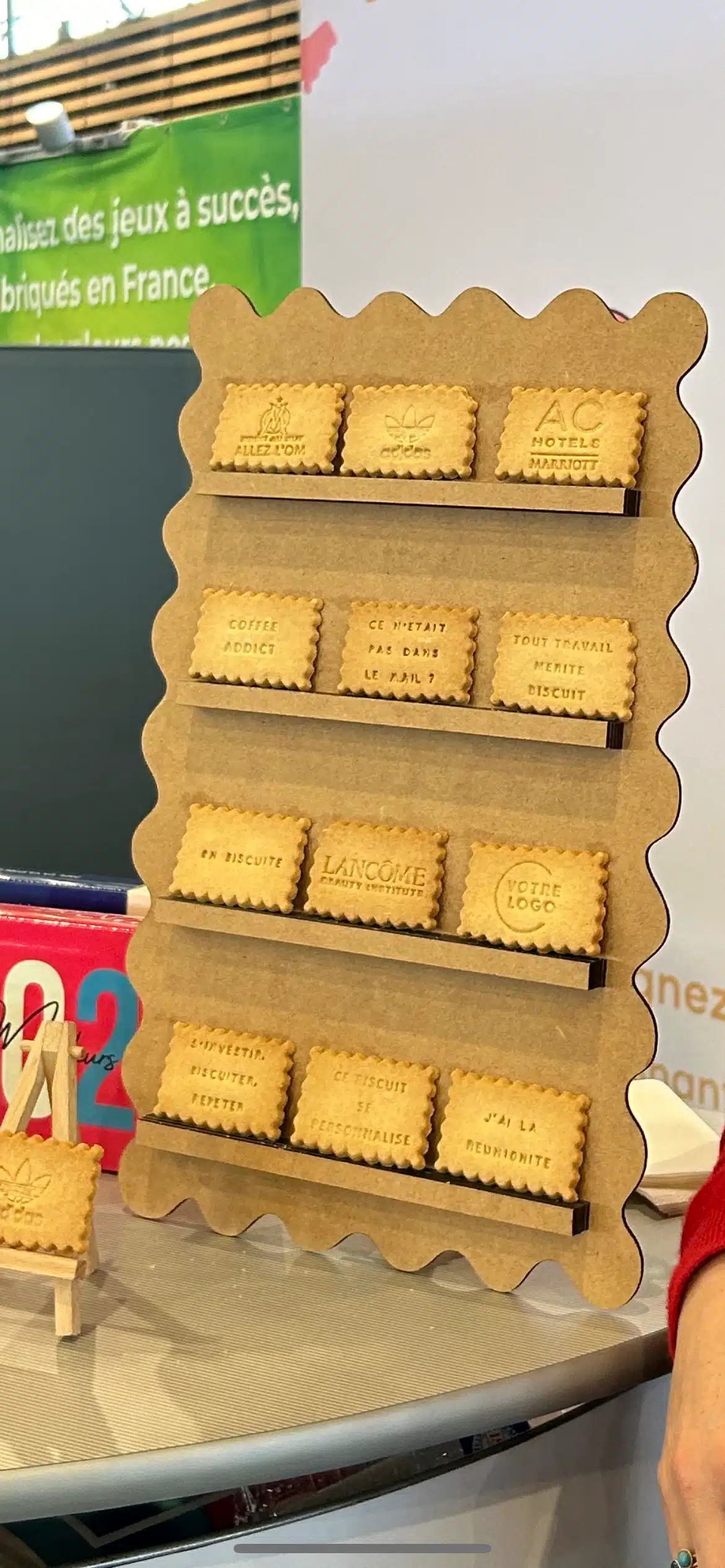 Présentoir de biscuits personnalisés sur stand salon professionnel