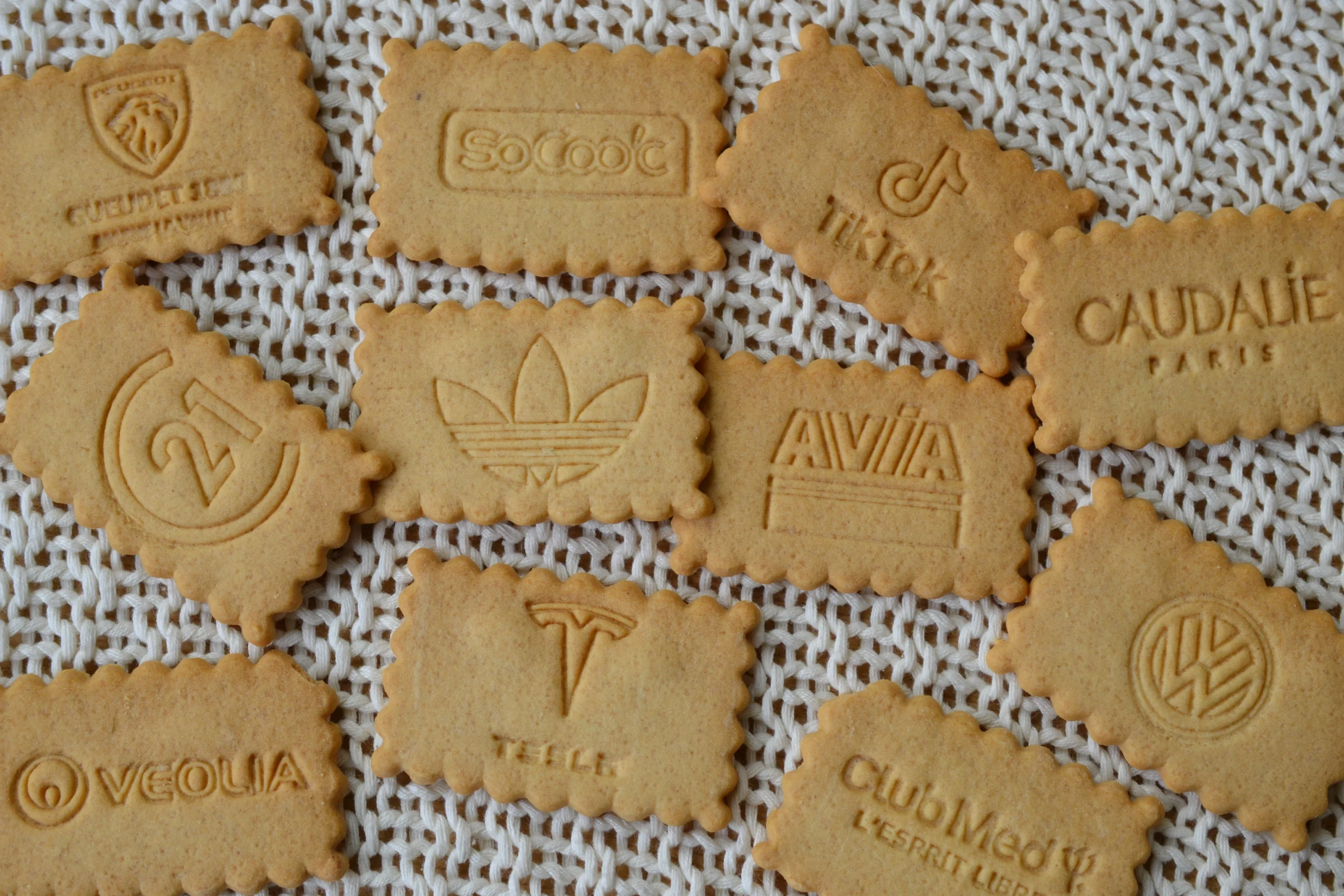 Biscuits portant les logos de grandes entreprises partenaires