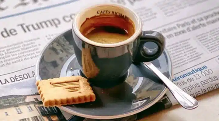 Accompagnement café avec mini-biscuit personnalisé, vue de dessus