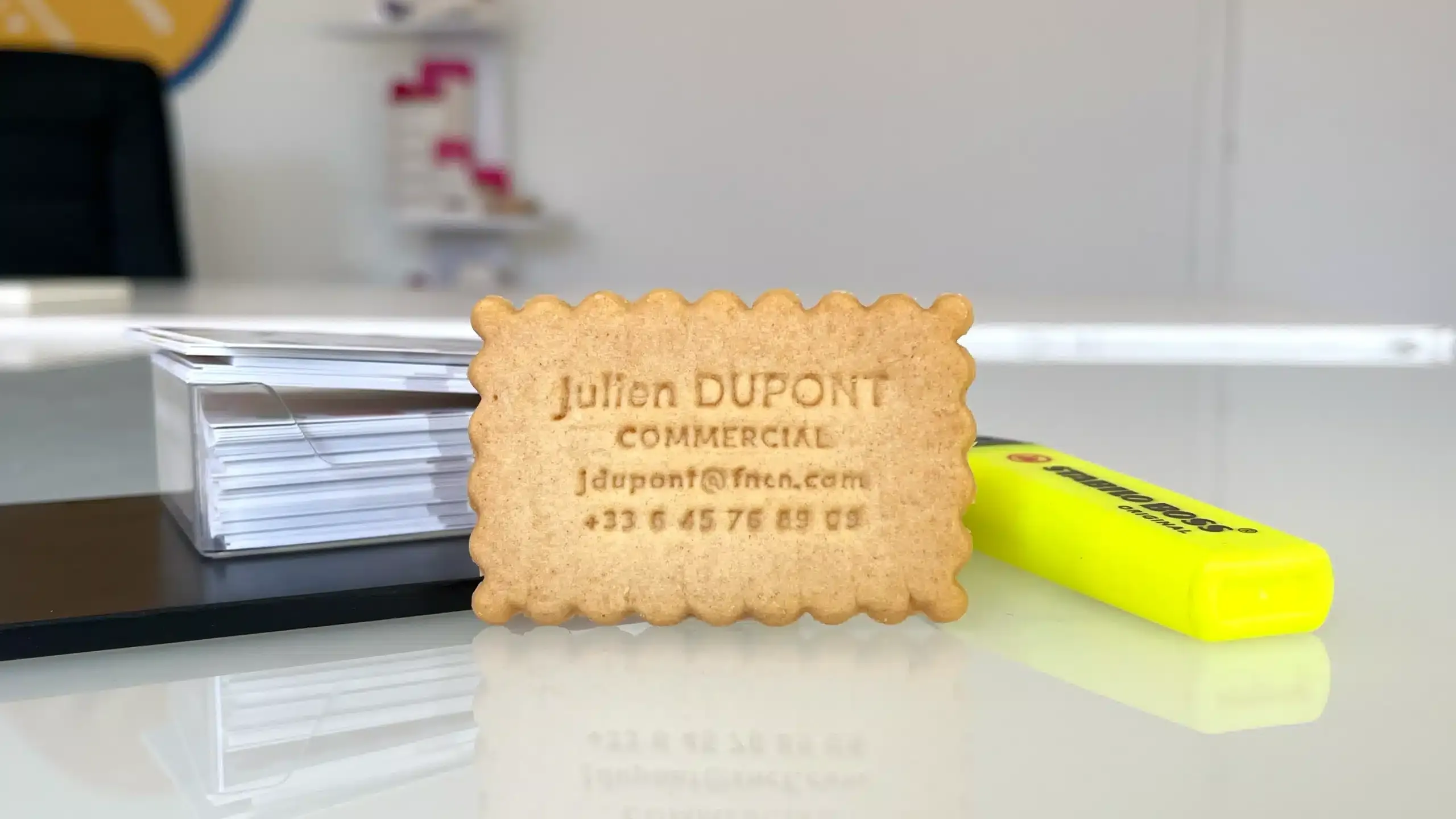 Biscuit personnalisé utilisé comme carte de visite d’entreprise