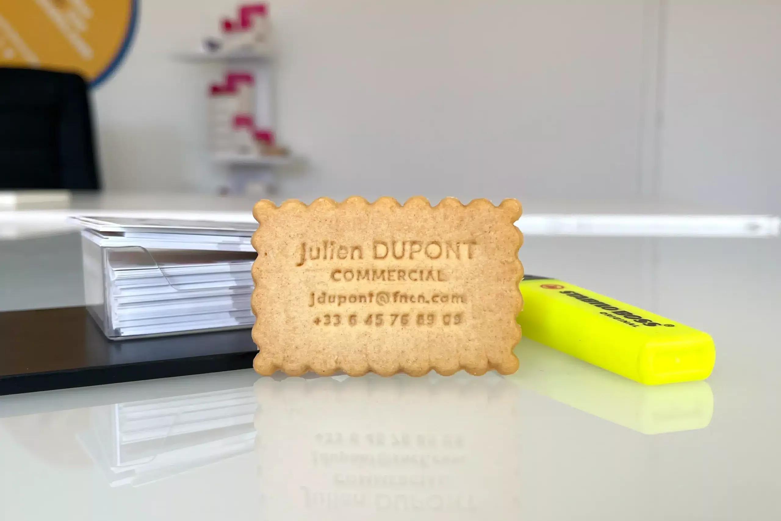 Biscuit personnalisé utilisé comme carte de visite d’entreprise