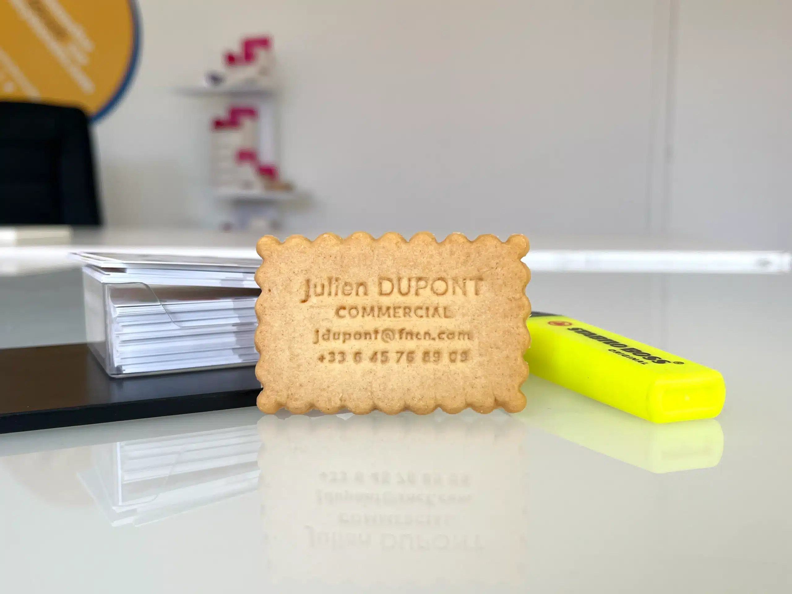 Biscuit personnalisé utilisé comme carte de visite d’entreprise