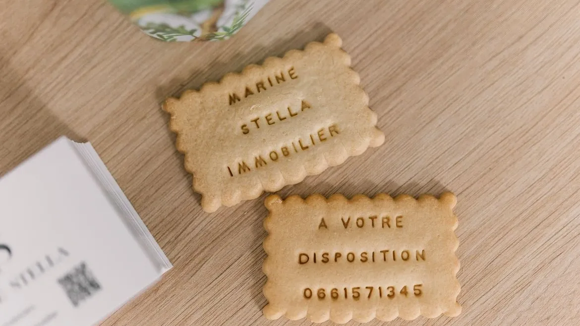 Biscuit présenté comme une carte de visite d’entreprise