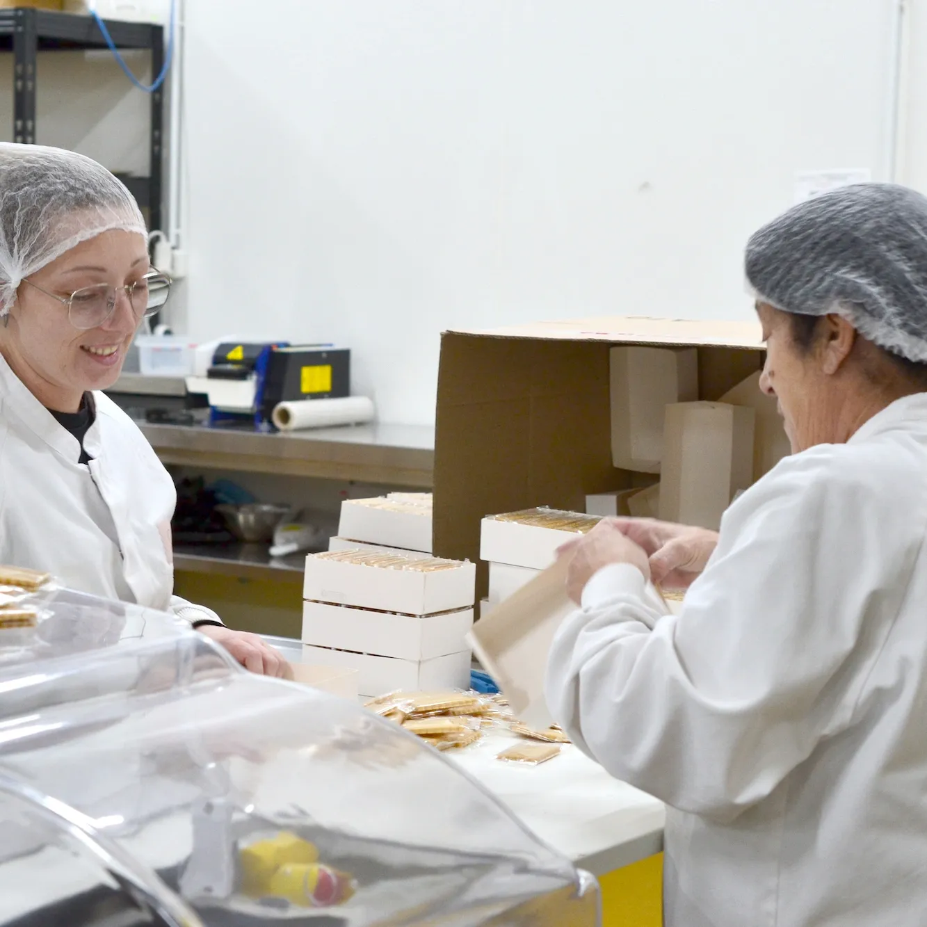 Équipe Shanty préparant les biscuits dans l’atelier de production
