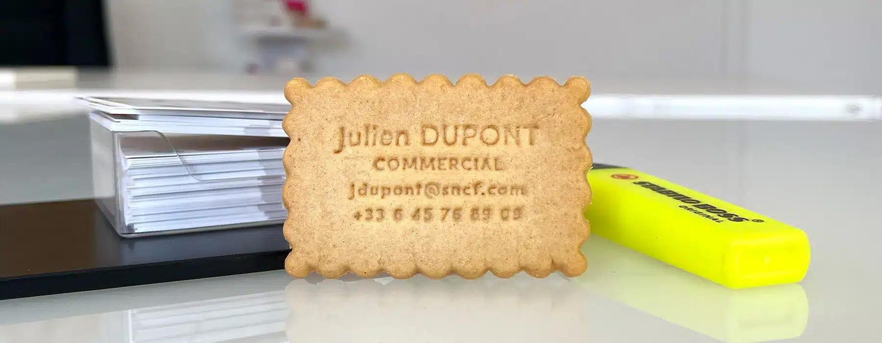 Biscuits personnalisés sur présentoir, goodies événement professionnel