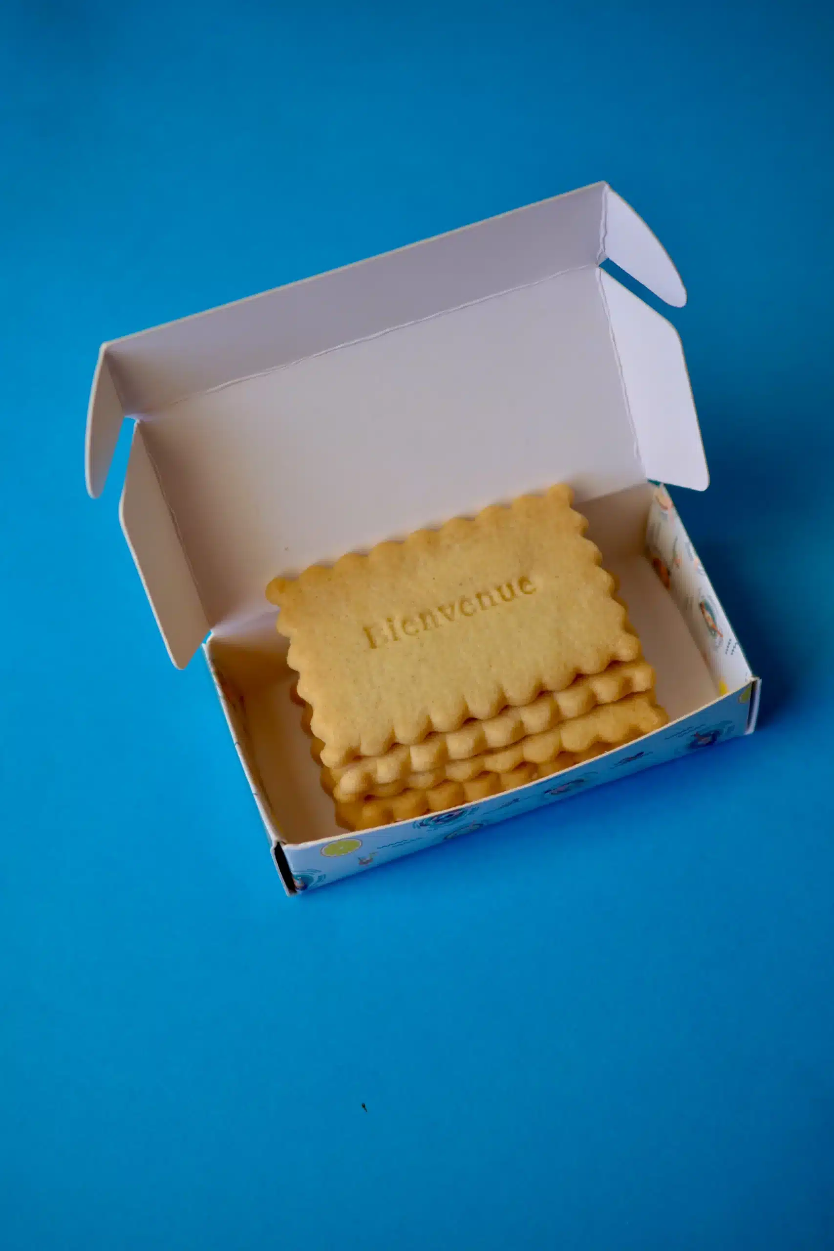 Coffret ouvert de biscuits personnalisés Bienvenue pour welcome pack et onboarding collaborateur